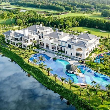 Vinpearl Wonderworld Phu Quoc Hotell Exteriör bild The clubhouse at the Royal Hills Golf Resort and Spa