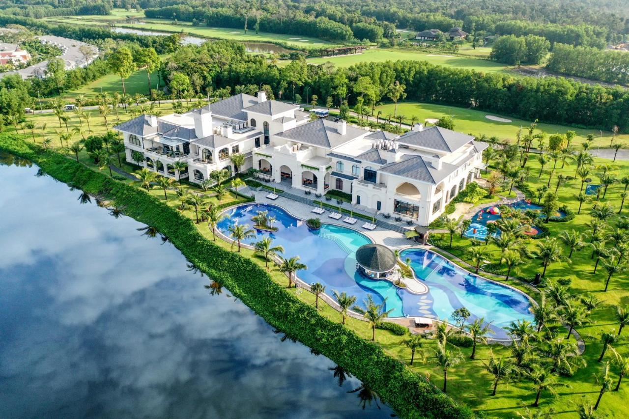 Vinpearl Wonderworld Phu Quoc Hotell Exteriör bild The clubhouse at the Royal Hills Golf Resort and Spa
