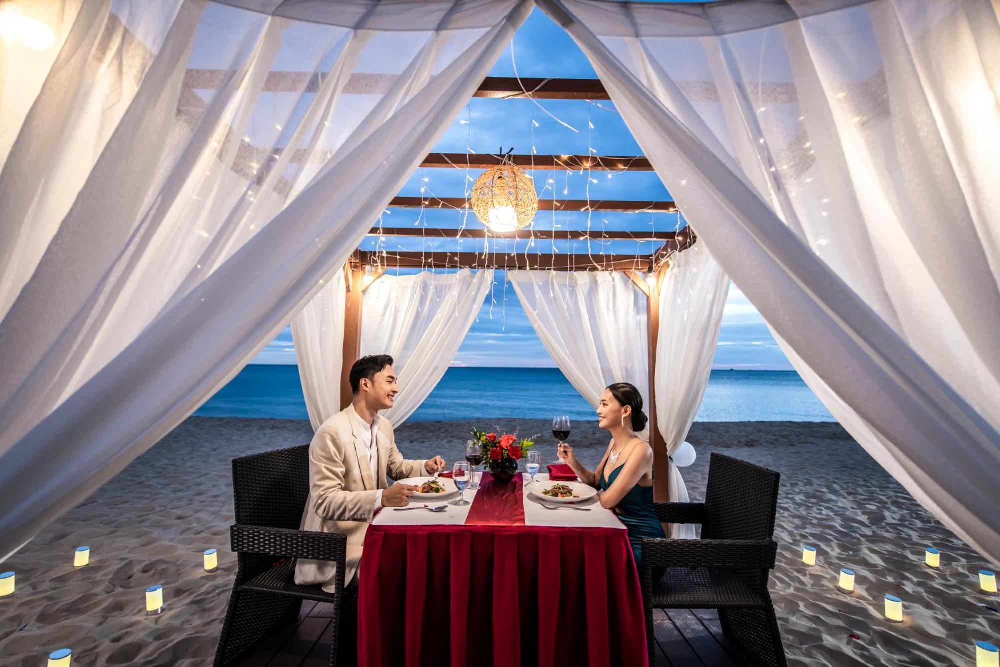 Vinpearl Wonderworld Phu Quoc Hotell Exteriör bild A couple dining at a beach resort in Pattaya, Thailand
