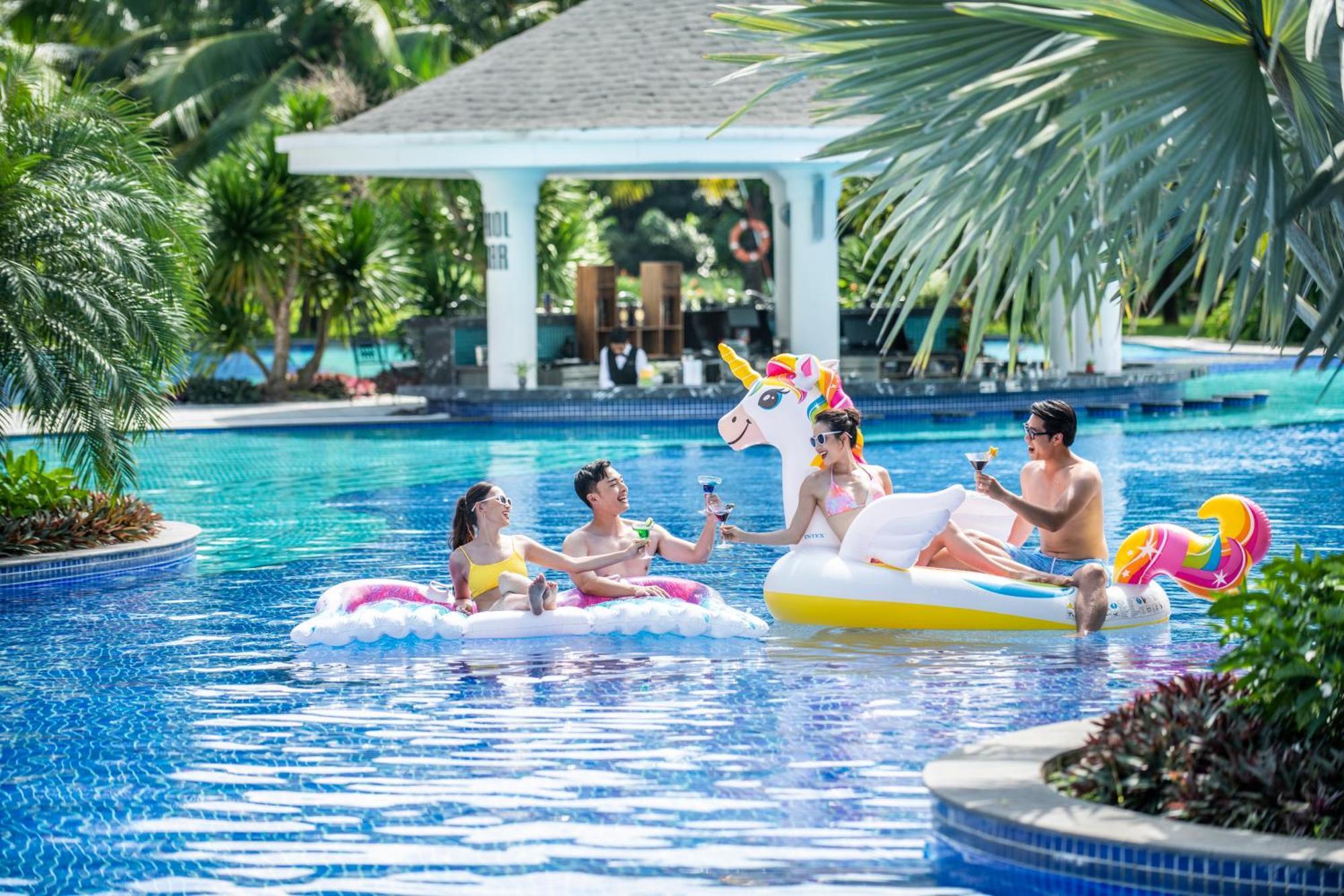 Vinpearl Wonderworld Phu Quoc Hotell Exteriör bild The swimming pool at Vinpearl Hotel Nha Trang