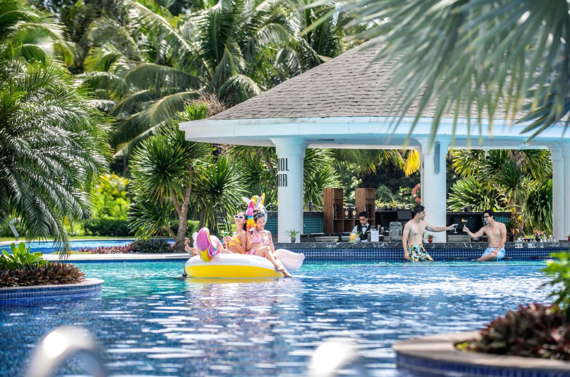 Vinpearl Wonderworld Phu Quoc Hotell Exteriör bild The swimming pool at Vinpearl Hotel Nha Trang