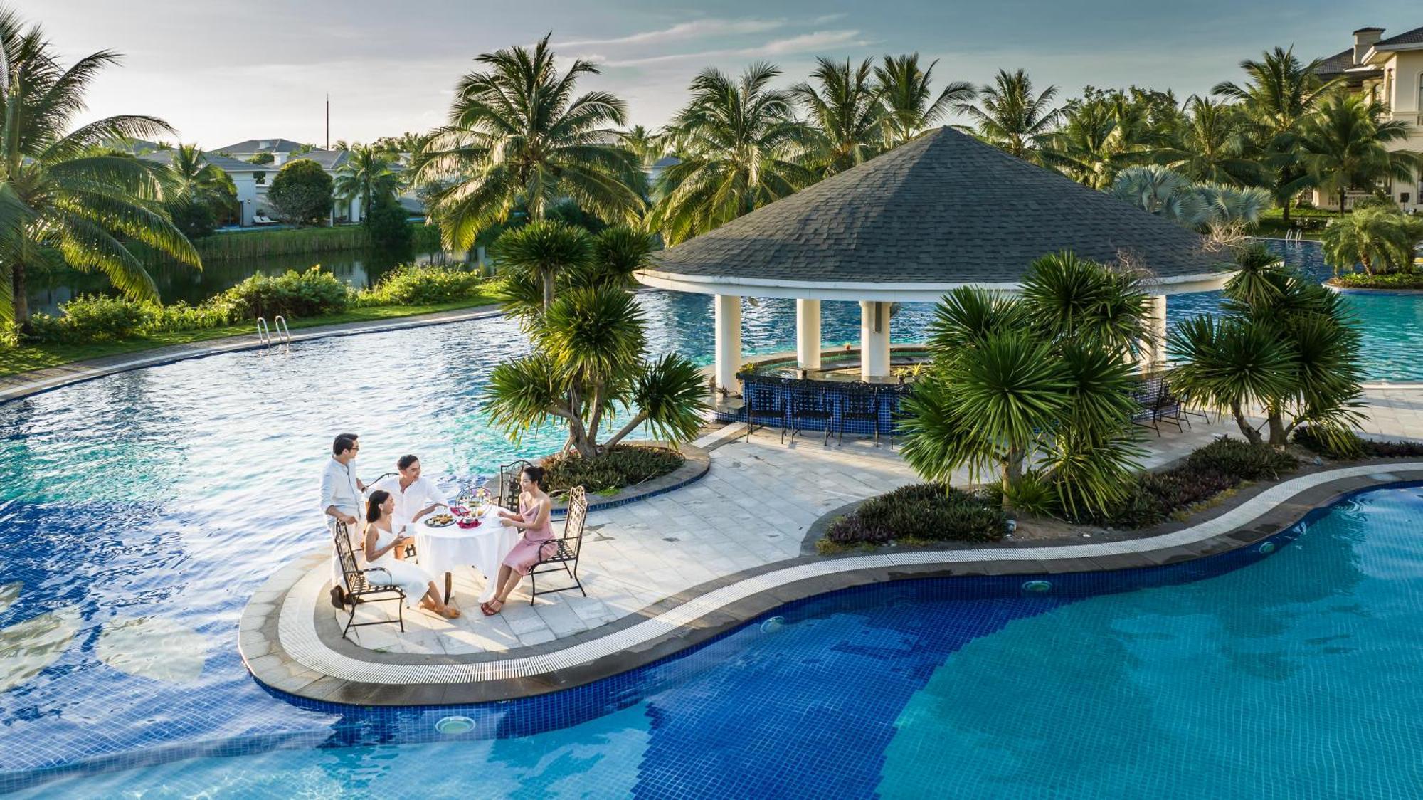 Vinpearl Wonderworld Phu Quoc Hotell Exteriör bild The swimming pool at Vinpearl Hotel Nha Trang